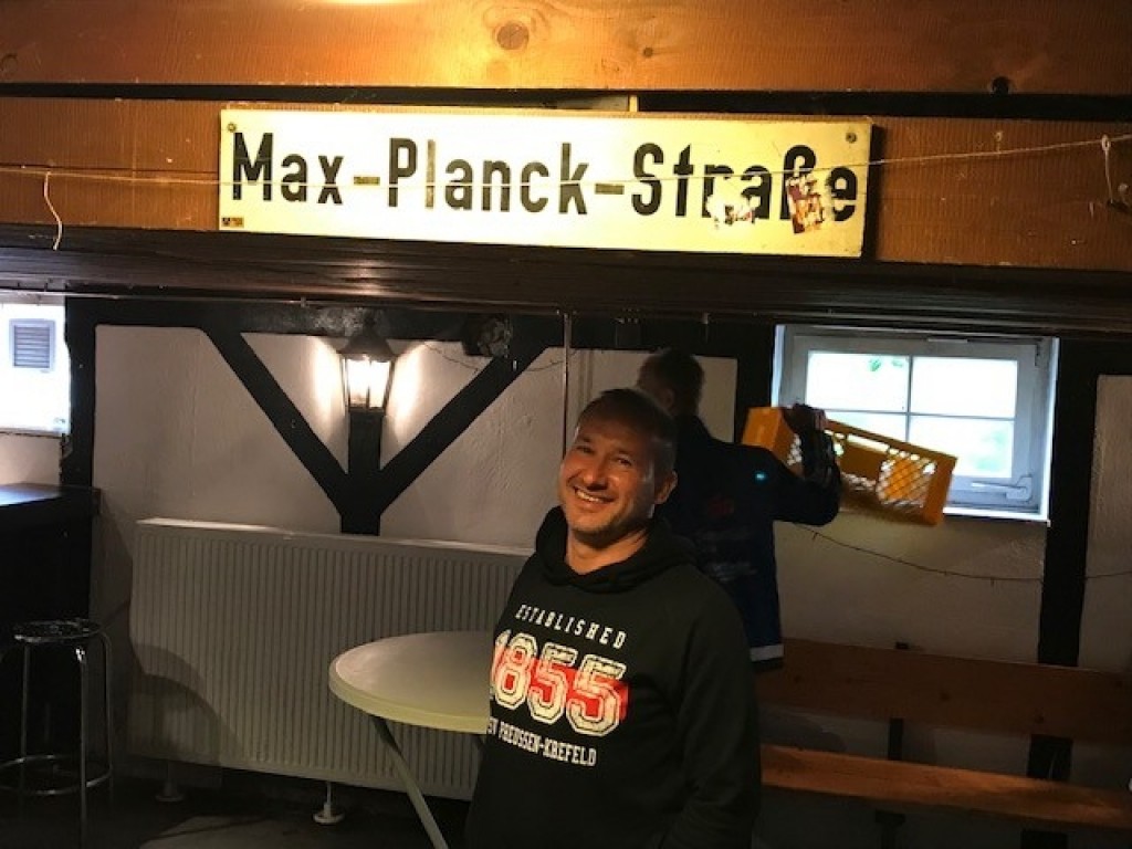 noch lacht er...
